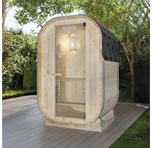 Drevená sauna so sklenenými dverami a strešnou lepenkou v záhrade.