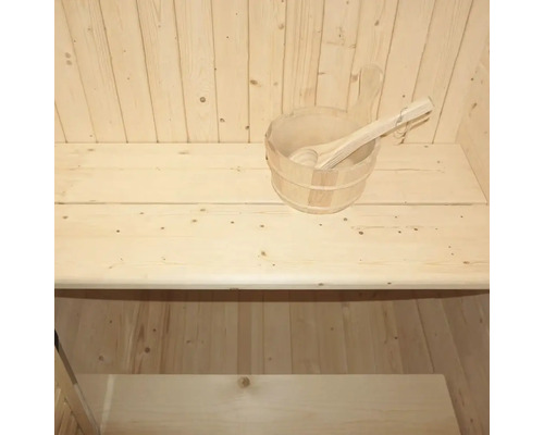 Drevené vedro s naberačkou v saune