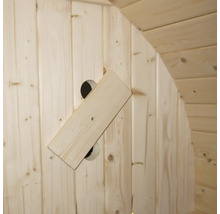 Detail drevenej sauny s vetracou klapkou