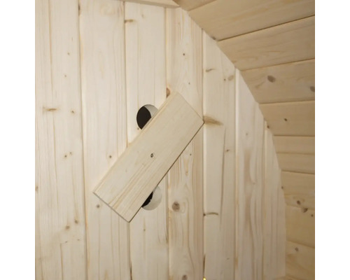 Detail drevenej sauny s vetracou klapkou