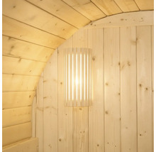 Drevená sauna s nástennou lampou