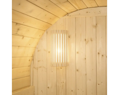 Drevená sauna s nástennou lampou