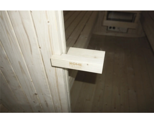 Interiér sauny s logom Home Deluxe na drevenom držiaku