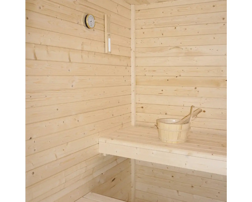 Sauna s drevenými stenami, sedadlom, teplomerom a dreveným vedrom s naberačkou