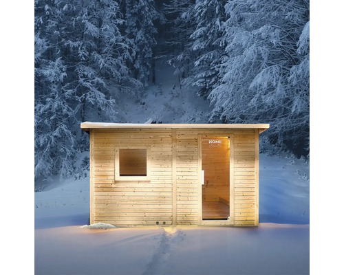 Drevená sauna v snehu s oknom a sklenenými dverami s logom Home Deluxe