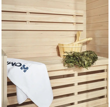 Sauna s drevenou stenou, dreveným vedrom, naberačkou, brezovou vetvou a uterákom