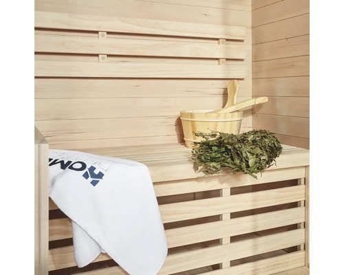 Sauna s drevenou stenou, dreveným vedrom, naberačkou, brezovou vetvou a uterákom