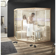 Priestranná sauna s drevenými sedadlami a celosklenenými dverami, vhodná pre dve osoby