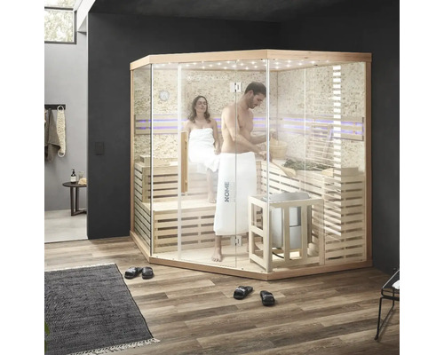 Priestranná sauna s drevenými sedadlami a celosklenenými dverami, vhodná pre dve osoby