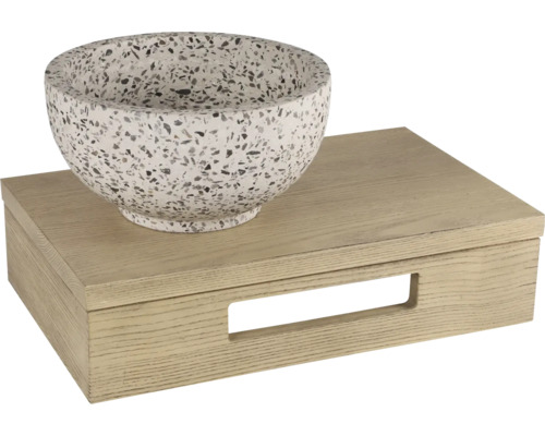 Dekoratívna misa na drevenej krabici na dekoratívne účely