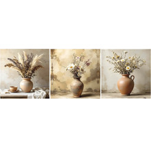 Tri vázy s kvetinovými aranžmánmi na stole.