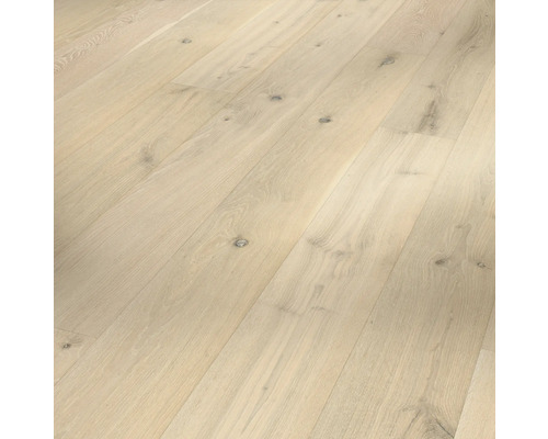 Svetlá drevená podlaha s prirodzenou kresbou a hrčami.