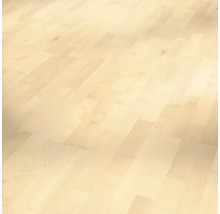 Svetlá drevená podlaha s doskovým vzorom.