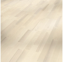 Položená svetlá drevená podlaha.