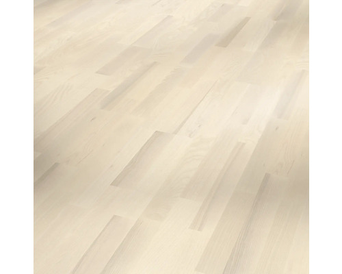 Položená svetlá drevená podlaha.