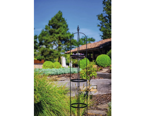 Záhradná dekorácia so stojanom na kvety vonku