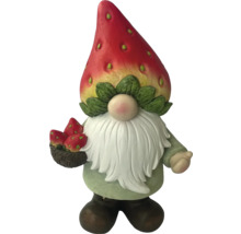 Záhradný trpaslík s jahodovým klobúkom a jahodami v košíku