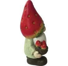 Záhradný trpaslík s jahodovým klobúkom a košíkom