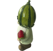 Záhradný trpaslík s melónovou čiapkou a kúskom melónu