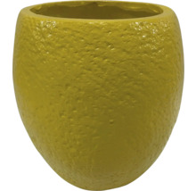 Žltý kvetináč s hrubým povrchom