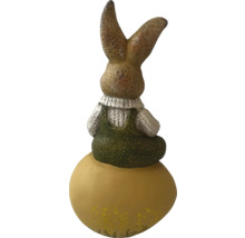 Dekoratívny zajačik na vajci ako veľkonočná dekorácia