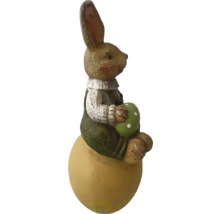 Veľkonočný zajačik na vajci s ozdobným vajcom