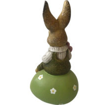 Veľkonočný zajačik na dekorácii veľkonočného vajíčka, záhradná dekorácia