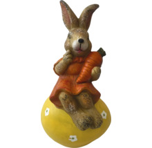 Dekoratívna figúrka zajačika s mrkvou na žltom vajci na Veľkú noc