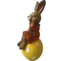 Veľkonočný zajačik na žltom vajci ako záhradná dekorácia