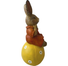 Veľkonočný zajačik sediaci na žltom vajci ako dekorácia