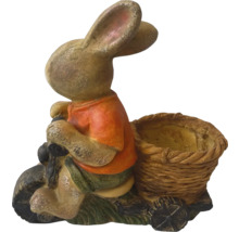 Dekoratívna figúrka zajačika na motorke s košíkom do záhrady