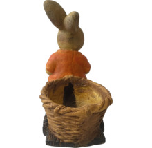 Dekoratívna figúrka zajačika s košíkom do interiéru