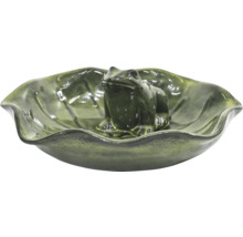 Dekoratívna figúrka žaby v miske v tvare listu.