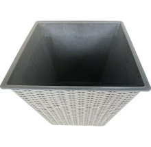 Sivý kvetináč s pleteným vzorom