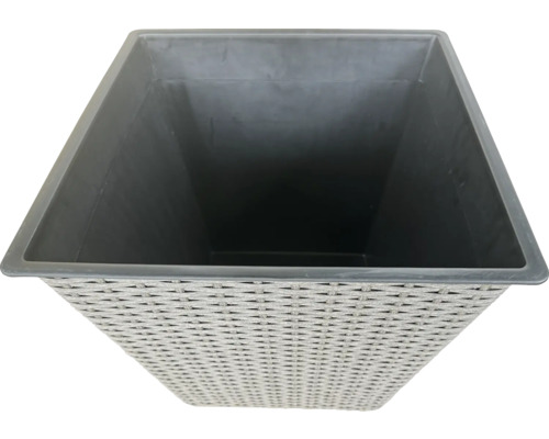 Sivý kvetináč s pleteným vzorom