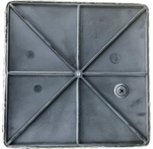 Detailný pohľad na štvorcovú dosku s výstuhami