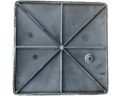 Detailný pohľad na štvorcovú dosku s výstuhami