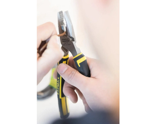 Kombinované kliešte Stanley Fatmax v prevádzke.