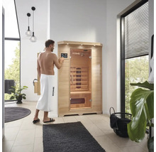 Muž obsluhuje infračervenú saunu Home Deluxe v kúpeľni