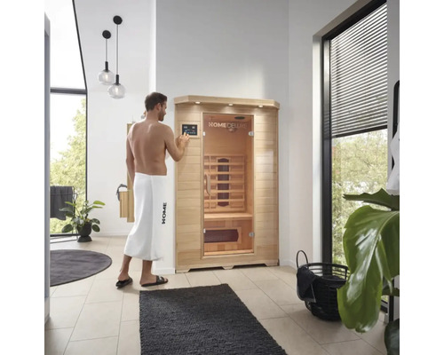 Muž obsluhuje infračervenú saunu Home Deluxe v kúpeľni