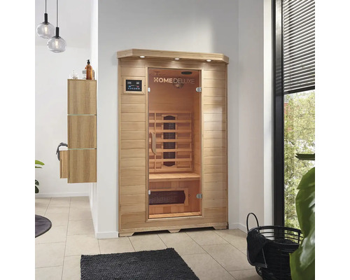 Drevená infračervená sauna so sklenenými dverami a digitálnym ovládacím panelom vo svetlej miestnosti