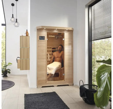 Interiérový záber kúpeľne so saunou Home Deluxe a mužom s uterákom