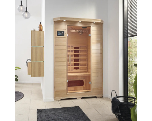 Drevená sauna so sklenenými dverami a ovládacími prvkami v kúpeľni