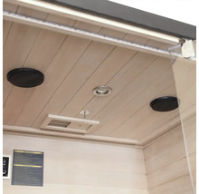Interiér sauny s reproduktormi, lampou a ventiláciou