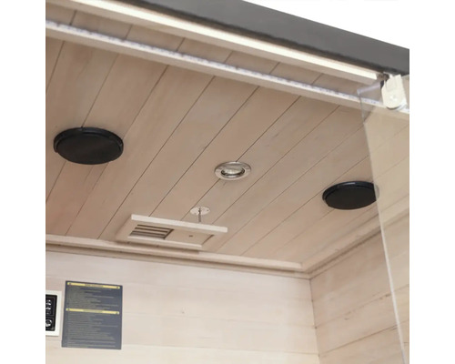Interiér sauny s reproduktormi, lampou a ventiláciou