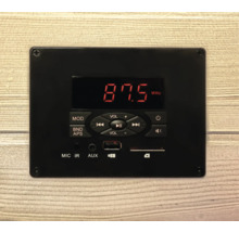 Čierny audio modul s displejom, tlačidlami a konektormi