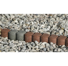 Ohraničenie záhradnej cesty z kameňa a štrku