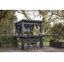 Tmavosivý záhradný bar s policami, televízorom a tromi barovými stoličkami vo vonkajšom priestore