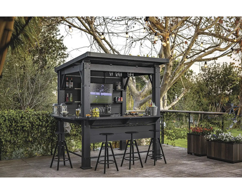Tmavosivý záhradný bar s policami, televízorom a tromi barovými stoličkami vo vonkajšom priestore