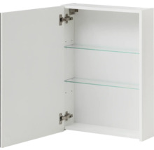 Biela zrkadlová skrinka s otvorenými dvierkami a dvoma sklenenými policami